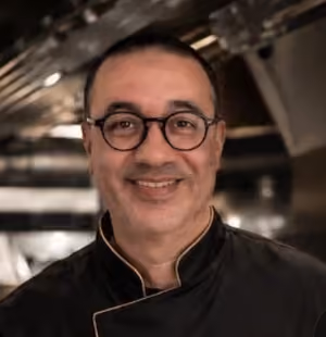 Le chef de Mariage Traiteur Paris, en veste de cuisine noire