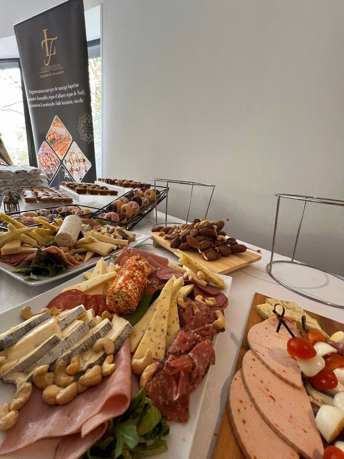 Plateau de fromages et de charcuterie : emmental, chèvre, jambon, saucisson et noix de cajou