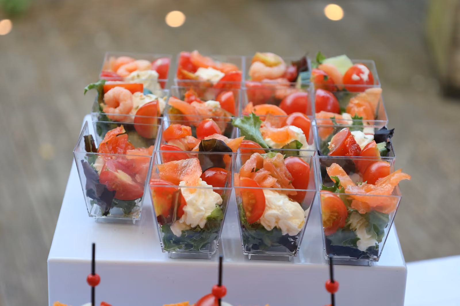 Verrines carrées au saumon, crevettes, tomates cerises et fromage frais